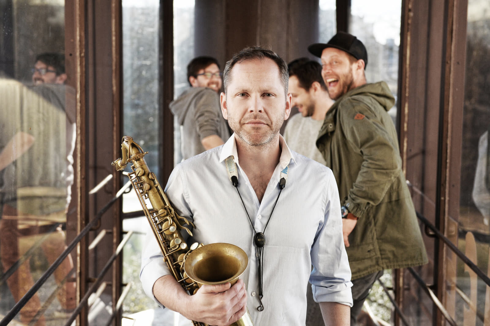 Saxofonista s kapelou