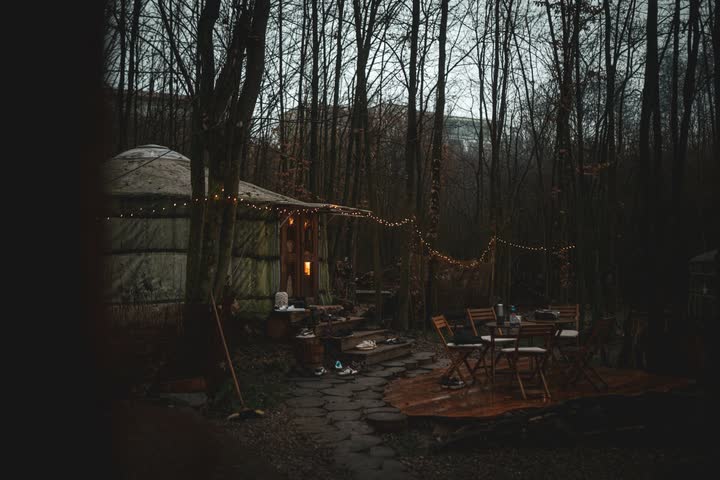 Jurta večer se světýlky