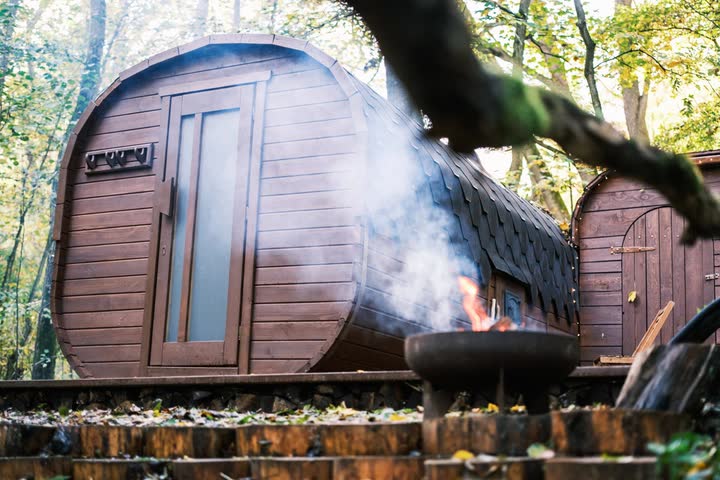 Sudová sauna a ohniště před ní